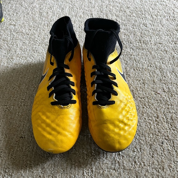 Youth Nike Magista soccer cleats size 4Y - Picture 2 of 3